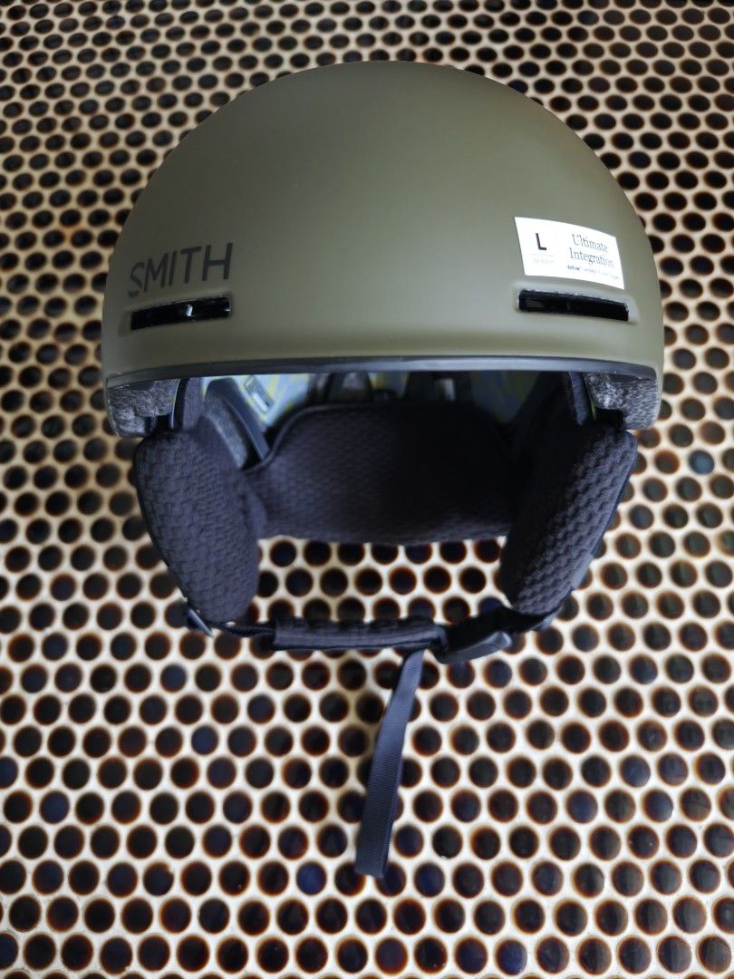 SMITH Method Pro (Category: Other Sports Equipment and Supplies) located in Singapore. Submitted by mb44444 (Listing ID 1351826699, Image 1). Description: Size L Colour: matte forest Selling because slightly too big.