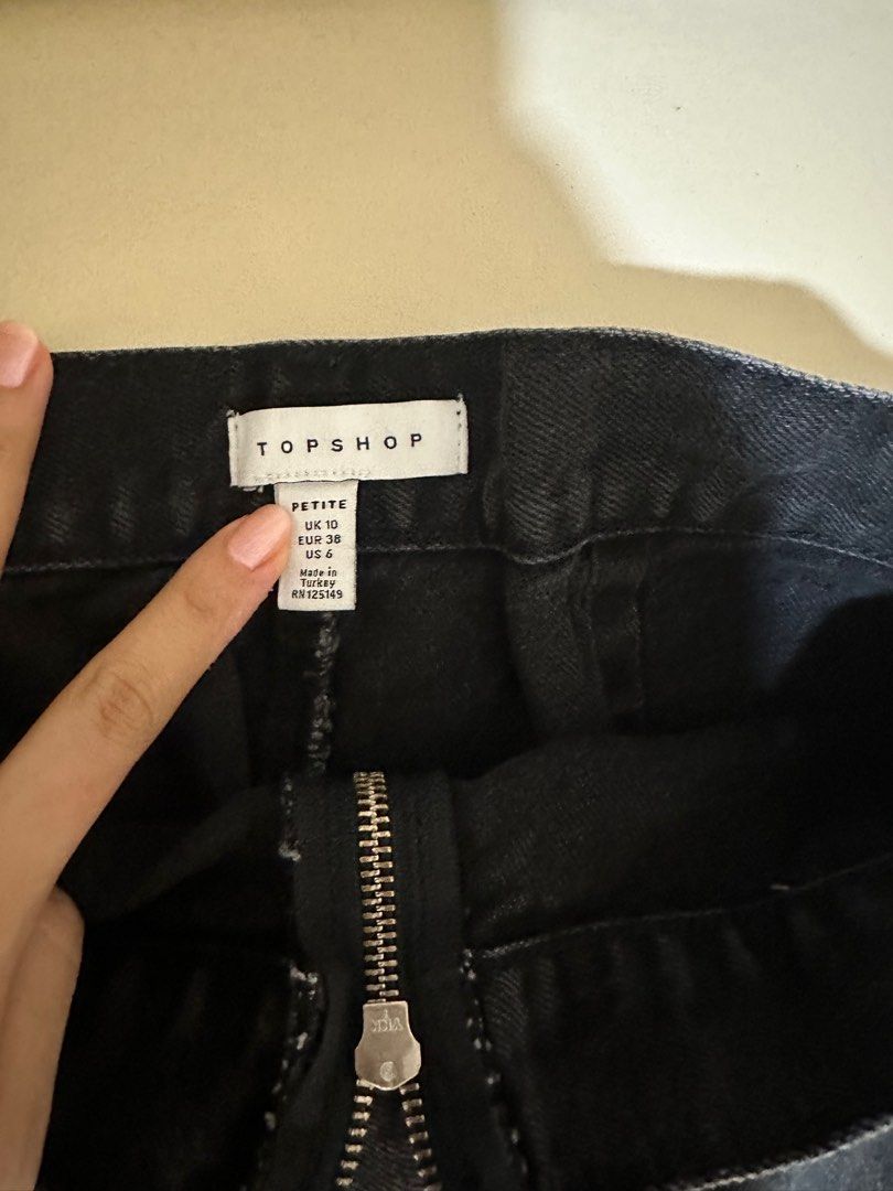 TOPSHOP Belted Skirt (Category: Skirts) located in Manila. Submitted by lezarellesque (Listing ID 1351908932, Image 3). Description: Can fit small to semi medium frames, wasn’t able to use this!.