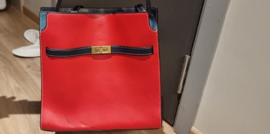 Tory Burch Bag (Category: Tote Bags) located in Singapore. Submitted by crash (Listing ID 1316537151, Image 1). Description: Tory Burch Tote bag with 3 compartments. Slight defects on pic 4 Selling as is..