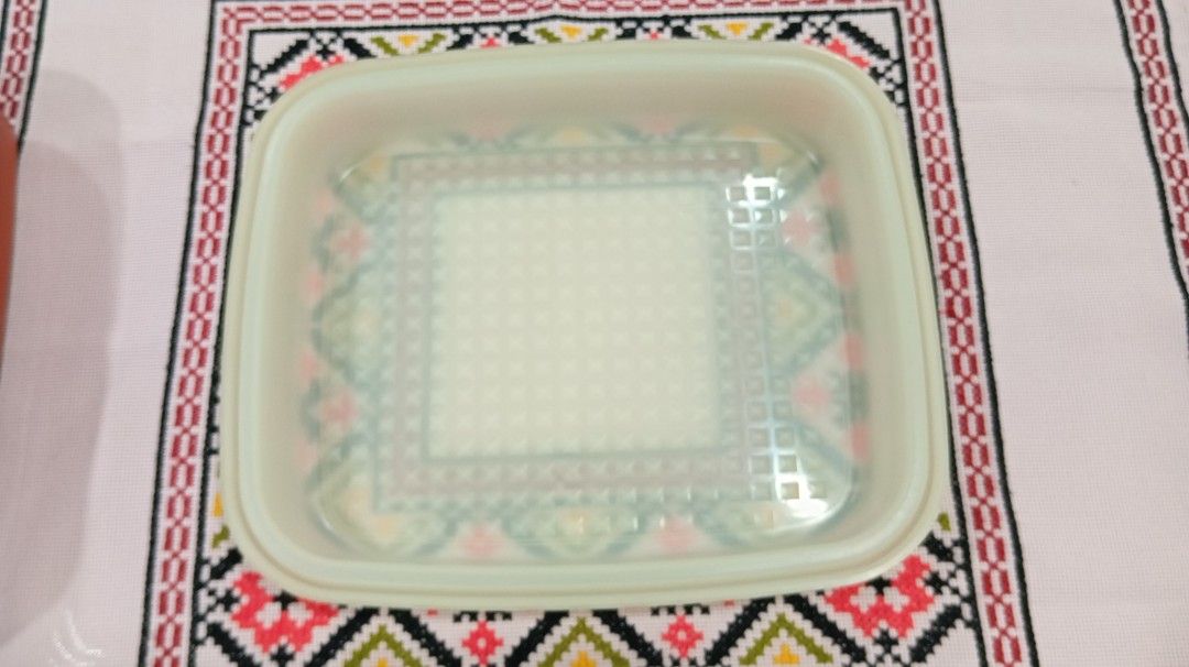 Tupperware bread bin (Category: Food Organisation & Storage) located in Kuala Lumpur. Submitted by grillmaster (Listing ID 1351905495, Image 3). Description: Tupperware bread bin used but in good condition. Cod PJ.