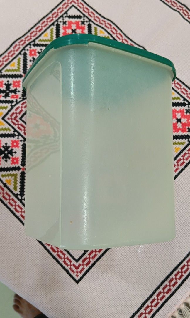 Tupperware container green (Category: Food Organisation & Storage) located in Kuala Lumpur. Submitted by grillmaster (Listing ID 1351906363, Image 2). Description: Tupperware container used but in good condition. Cod PJ.