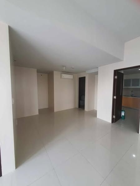 Uptown Ritz (Category: Apartments & Condos) located in Taguig. Submitted by louie.catandijan (Listing ID 1351802095, Image 3). Description: ✨ Uptown Ritz ✨ Address : 9th Ave, Taguig, Metro Manila 🔹 4 Bedrooms 🔹 Unfurnished 🔹 182 sqm 💰PHP 200,000 Landmarks: 📍Near Uptown Mall 📍Near St. Lukes Medical Center 📍Near Banks, Restaurants and supermarket Code: JDBRENT000143.