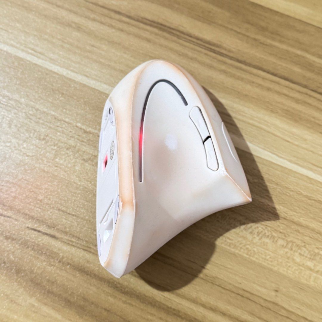 white ergonomic mouse (Category: Mouse & Mousepads) located in Antipolo. Submitted by bananadeclutter (Listing ID 1351778628, Image 1). Description: scroll is unresponsive at times rfs: planning to buy a new one.