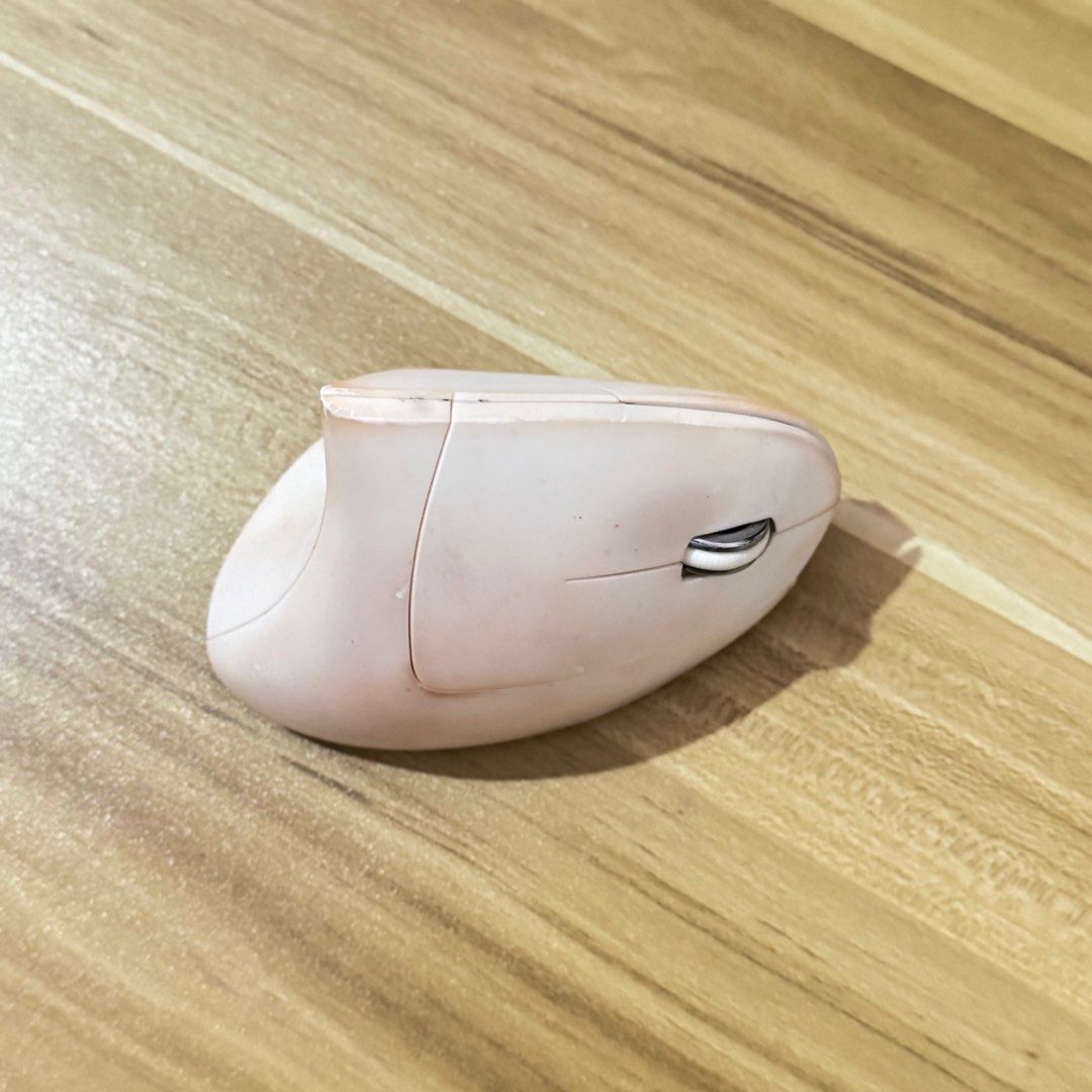 white ergonomic mouse (Category: Mouse & Mousepads) located in Antipolo. Submitted by bananadeclutter (Listing ID 1351778628, Image 3). Description: scroll is unresponsive at times rfs: planning to buy a new one.