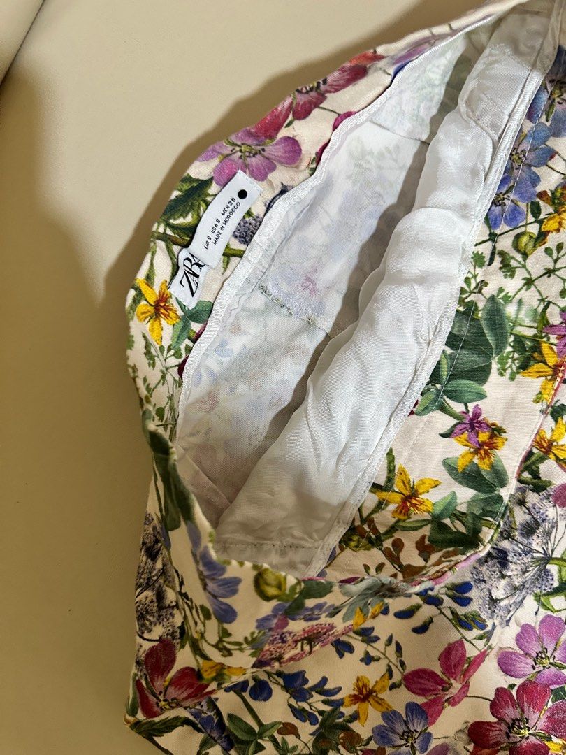 Zara Floral Shorts (Category: Shorts) located in Manila. Submitted by lezarellesque (Listing ID 1351909221, Image 3). Description: Selling low for decluttering purposes! Still good as new!.