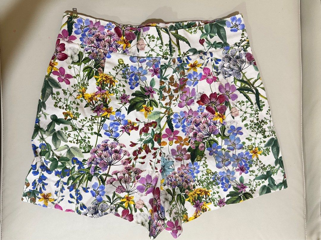 Zara Floral Shorts (Category: Shorts) located in Manila. Submitted by lezarellesque (Listing ID 1351909221, Image 2). Description: Selling low for decluttering purposes! Still good as new!.