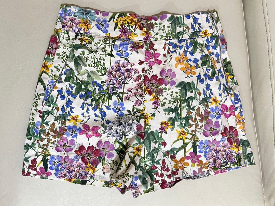 Zara Floral Shorts (Category: Shorts) located in Manila. Submitted by lezarellesque (Listing ID 1351909221, Image 1). Description: Selling low for decluttering purposes! Still good as new!.
