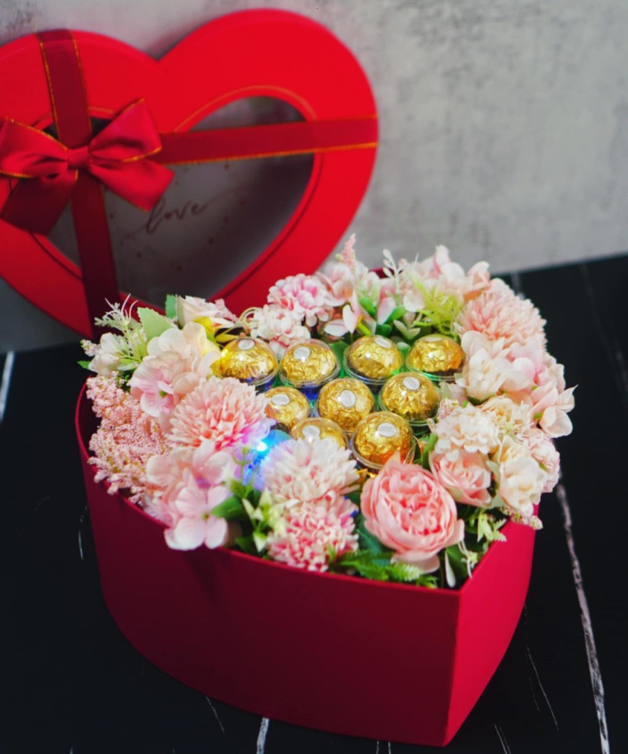 🌹 Valentines Day Gifts Ferrero Rocher Rose Heart Shaped Gift Box Rose ...