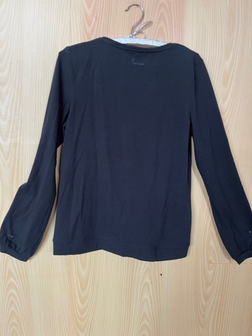 Bossini sport long sleeve (Category: Tshirts & Polo Shirts ) located in Pasig City. Submitted by gjoconcepcion (Listing ID 1352031314, Image 3). Description: Bossini sport. Tag as Large as this is slim fit. But ideal for small to medium frame. Message me for the actual dimension. Color is black with gray on the front..