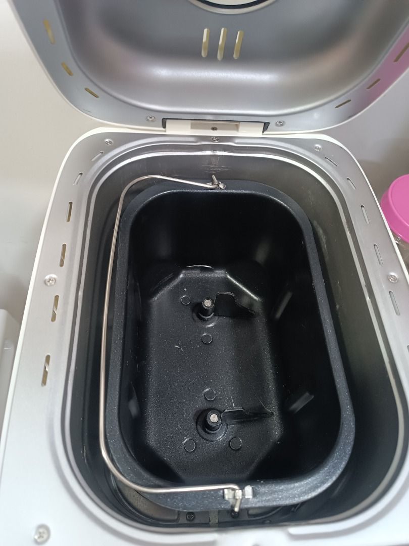 Breadmaker (Category: Breadmakers) located in Johor Bahru. Submitted by little_dolly_me (Listing ID 1352134099, Image 3). Description: Breadmaker 3.0LB A minor scratches inside. self pickup.