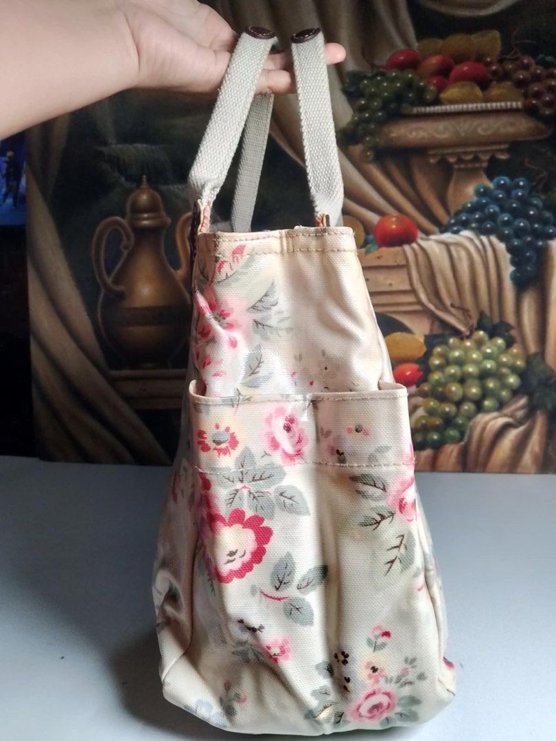 Cath Kidston Handbag (Category: Luxury Bags & Wallets) located in Muntinlupa City. Submitted by phbudgetluxuryfinds (Listing ID 1352121330, Image 3). Description: Authentic No damage or repair needed Roomy and maganda pa sya.