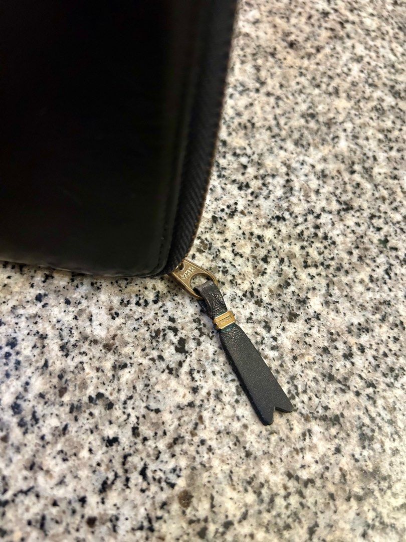 CDG zip around leather wallet (Category: Luxury Bags & Wallets) located in Quezon City. Submitted by asiaco (Listing ID 1352020480, Image 3). Description: Comme des GARCONS made in spain unisex wallet in black. Preloved with signs of usage but no flaws. Hard to find. .