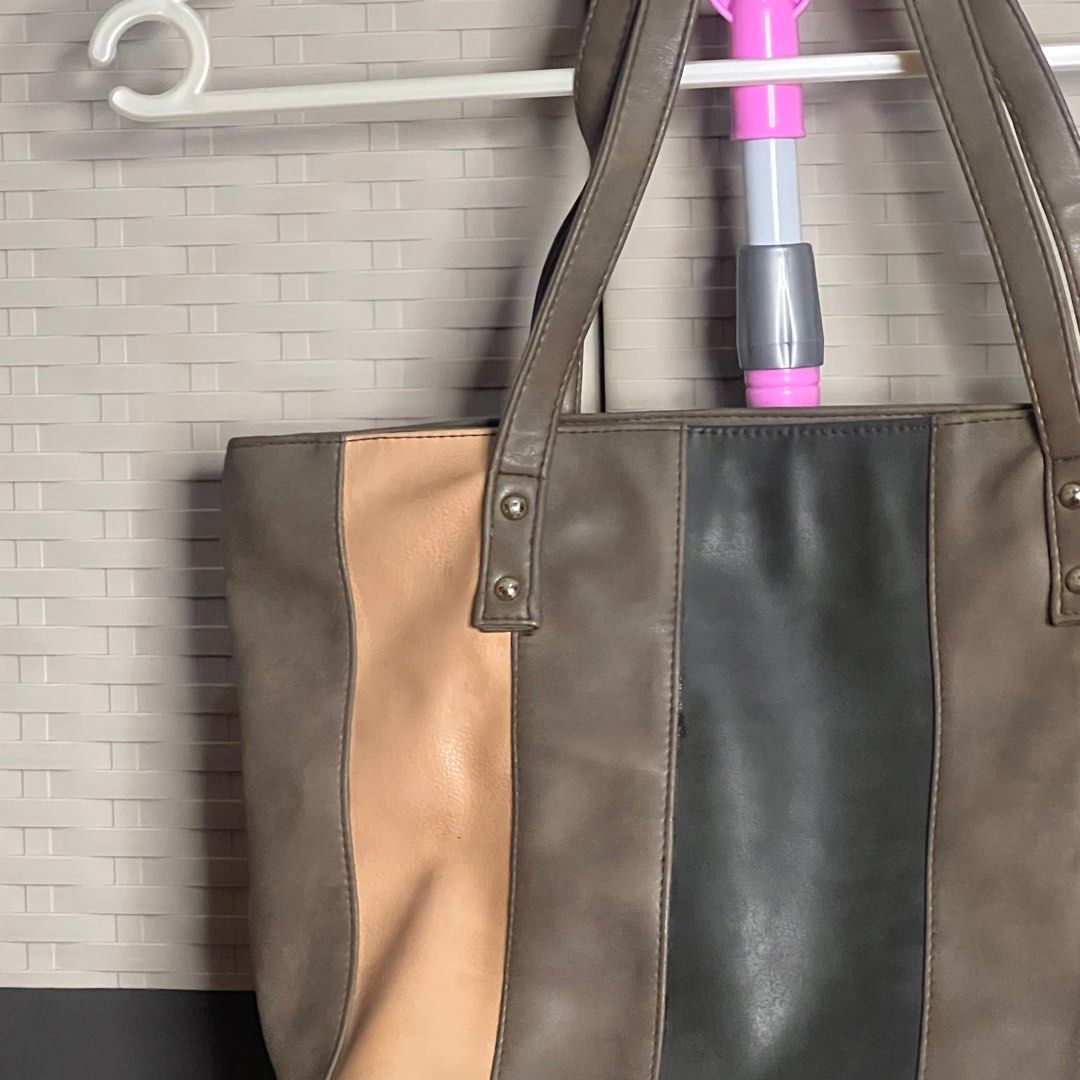 Egg large shoulder bag (Category: Tote Bags) located in Mandaluyong City. Submitted by sandylingling94 (Listing ID 1352000430, Image 2). Description: Bought this from Egg! Can fit a lot, even a laptop and tablet .