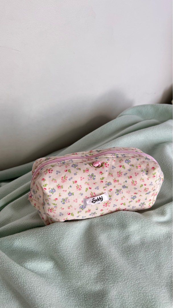 Giddy Pouch in Rory / Make-up Bag Pouch (Category: Purses & Pouches) located in Cebu City. Submitted by nathalienc (Listing ID 1352096907, Image 1). Description: Giddy pouch in Rory (cream) in the size midi. Never been used. Last price posted. .