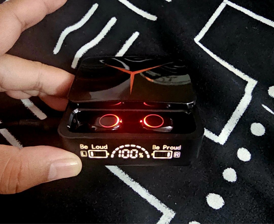 Good quality EARBUDS m90 Pro (Category: Earphones) located in Quezon City. Submitted by northernlegends (Listing ID 1351970191, Image 3). Description: Earbuds na pangharabas. Pwede pang jog or shoot around. Wag lang gamitin in game. 299.00 each 30 in stock 100+ more parating Stress tested a couple of units More than 3 hrs ko n gamit so i can vouch for this item. Good sound quality but dont expect it to sound like Beats or JBL of course. May be us