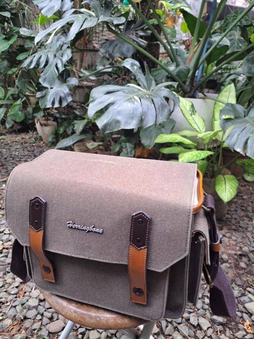 Herringbone bag (Category: Camera Bags & Carriers) located in Cainta. Submitted by dhengskie (Listing ID 1351966542, Image 1). Description: all picture details are already posted. kindly refer to them. other than the strap issue magandang maganda pa po ang structure and color texture ng bag.