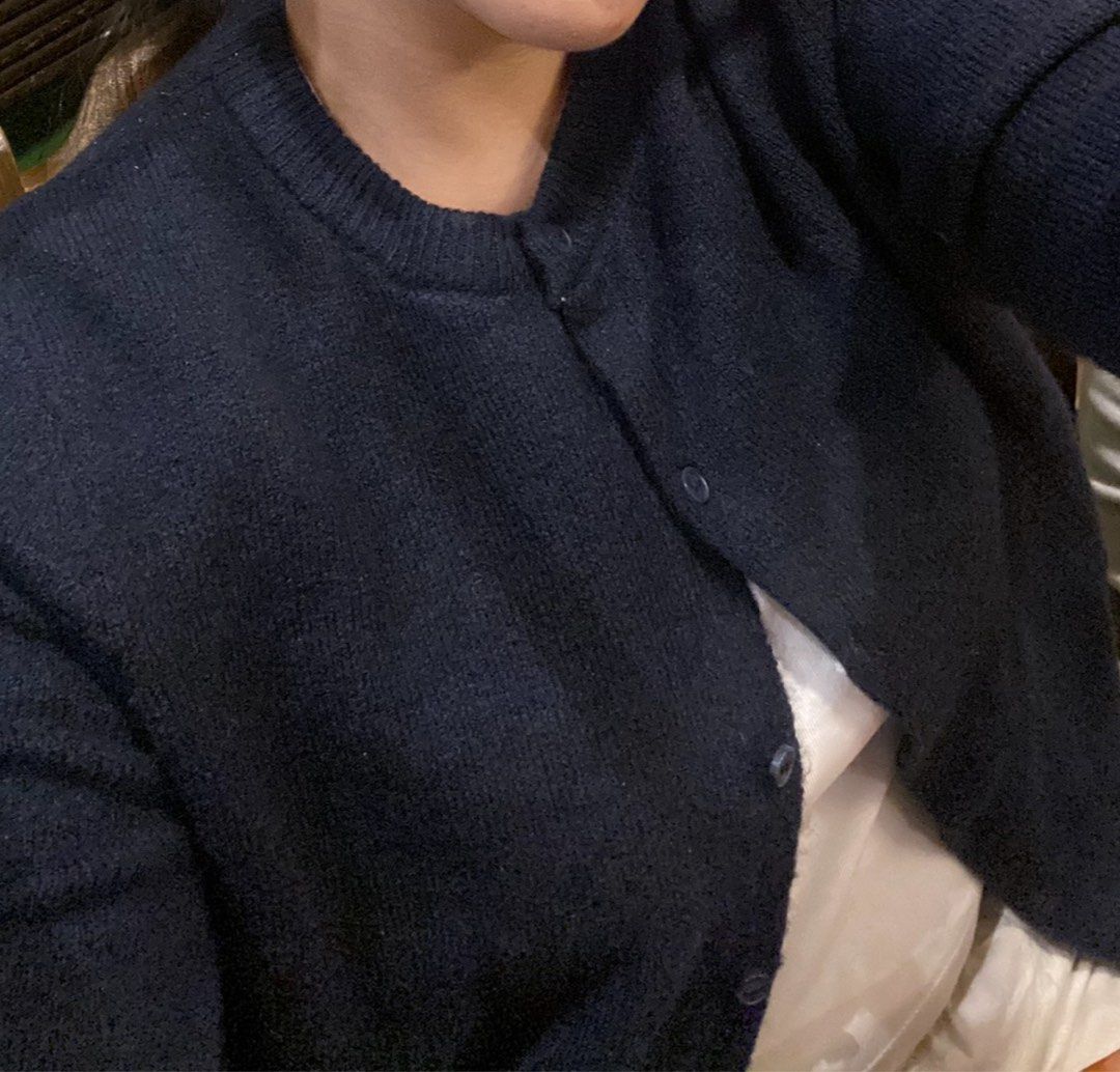 H&M Navy Blue Thick Cardigan (Category: Longsleeves) located in Las Pinas. Submitted by gaea.d (Listing ID 1352138578, Image 3). Description: Navy blue cardigan from H&M. Loose fit. Don't expect too much with the quality of the fabric since H&M cardigans are usually polyester, also why it feels a bit itchy. Still good though, but needs a wash and a lint roller.