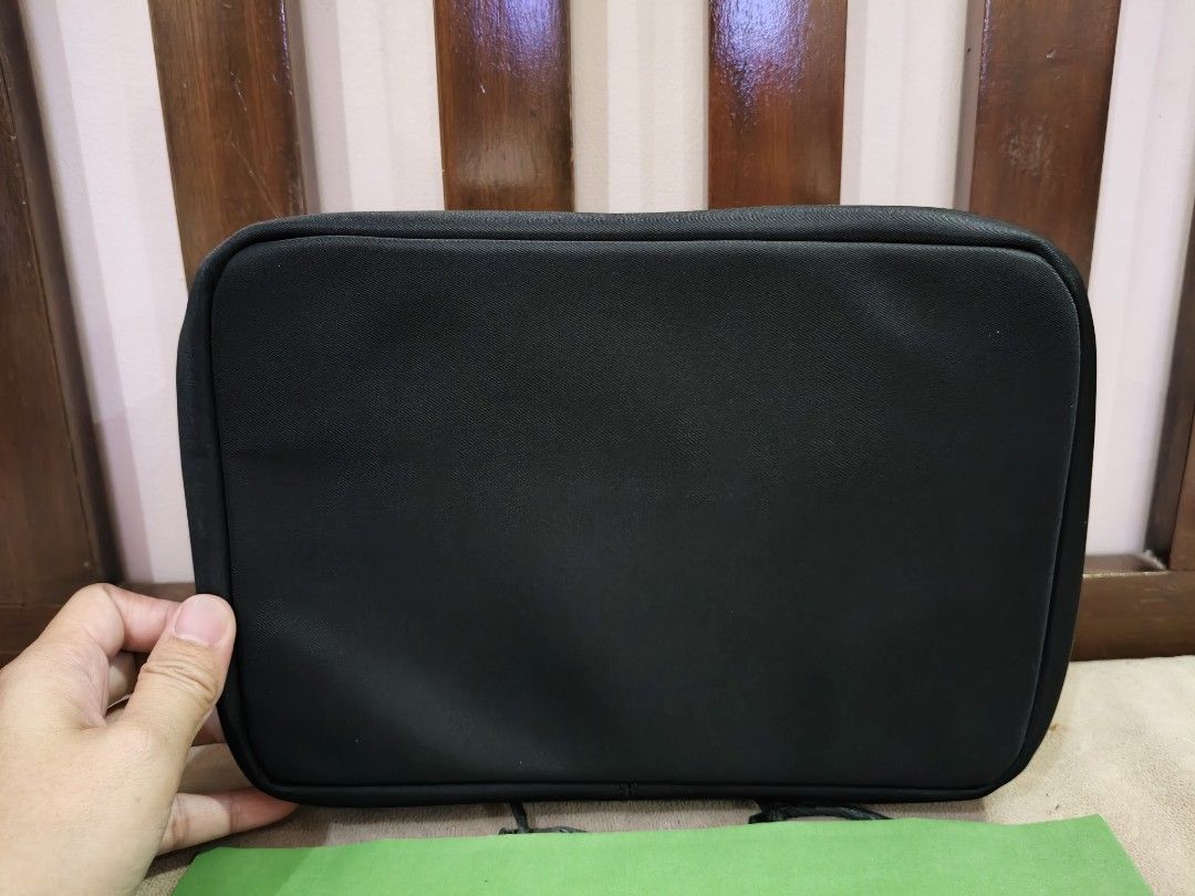 Kate Spade Vanity Bag (Category: Luxury Bags & Wallets) located in Manila. Submitted by online_sari_sari (Listing ID 1352002510, Image 3). Description: 💯 authentic with paperbag slightly negotiable PM your offers/tawad open for layaways.