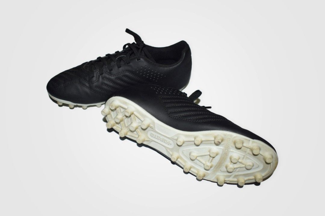 KIPSTA Spike Shoes Agility 100 FG (Category: Other Sports Equipment and Supplies) located in Makati City. Submitted by clutter_corner (Listing ID 1352077220, Image 3). Description: Only used twice to play footwall for our university intramurals. Color: Black Size: 6.5 US Kindly message me if you're interested 😊.