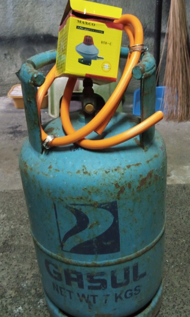 PETRON Gasulito (Category: Other Kitchen Appliances) located in Manila. Submitted by alanomarb00602 (Listing ID 1352093644, Image 1). Description: lpg petron gasul tank with regulator.