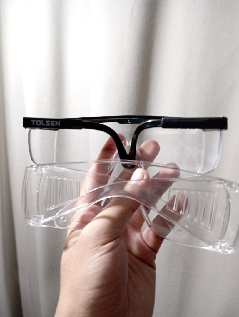 Safety Googles Anti Fog (Category: Sunglasses & Eyewear) located in Manila. Submitted by jv_4_10 (Listing ID 1352142839, Image 2). Description: 📌2 for 80 Pesos.