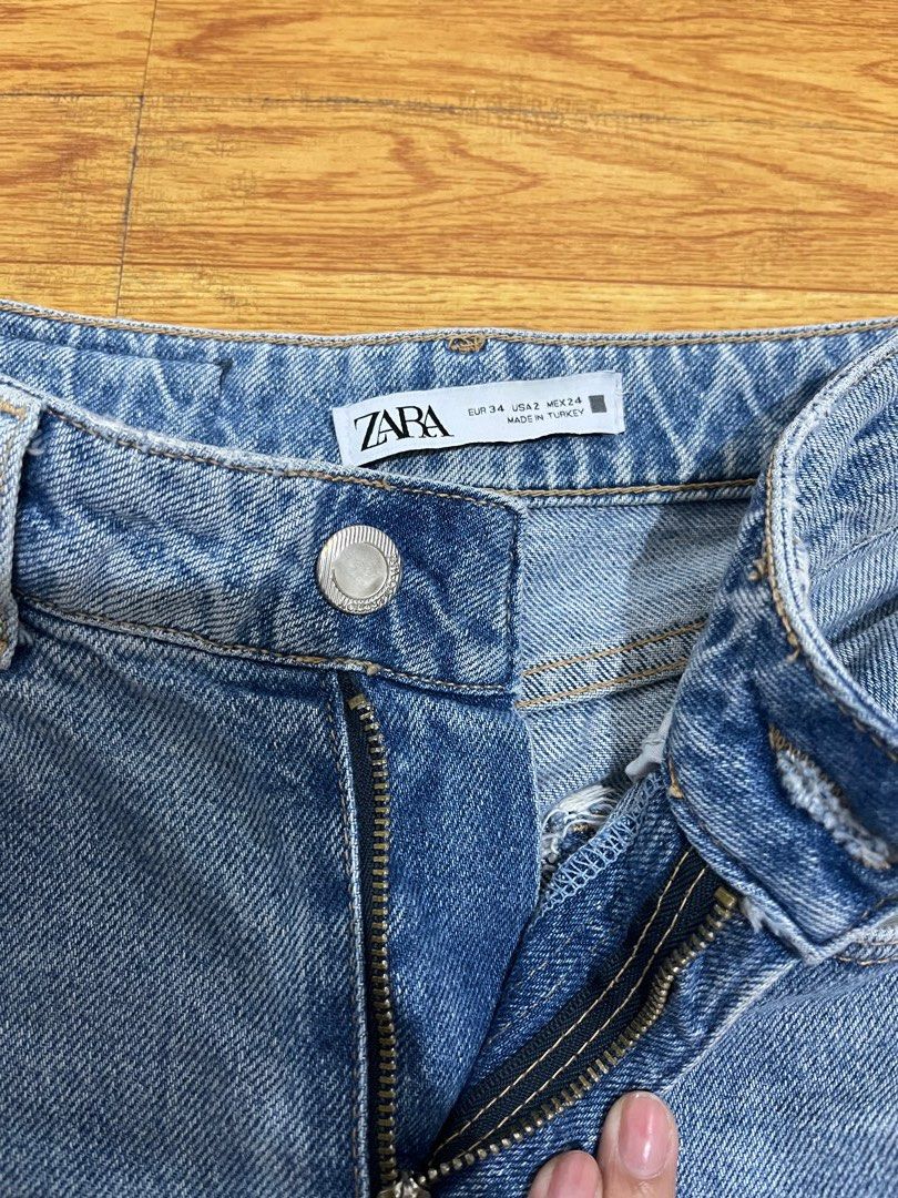 Short Mom jeans (Category: Shorts) located in Manila. Submitted by yuki_finds (Listing ID 1351412207, Image 2). Description: Size 25-26 Hard denim High waist .