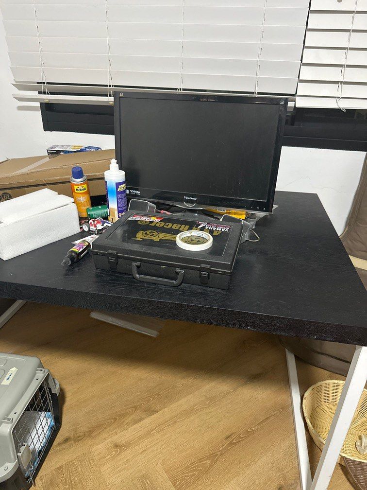 Study Table (Category: Tables & Sets) located in Singapore. Submitted by srnknchn (Listing ID 1352088899, Image 1). Description: table to take ur own movers .