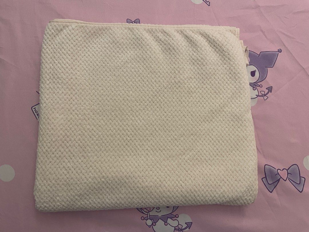 Towels Set (Category: Bath) located in Quezon City. Submitted by saoirse027 (Listing ID 1352144814, Image 3). Description: 3 Sets towel ❤️Khaki Cotton - 53x25 inches ❤️White Microfiber Lightweight Thick Lint- 57x30 inches ❤️White Microfiber Lightweight- 52x27 inches.