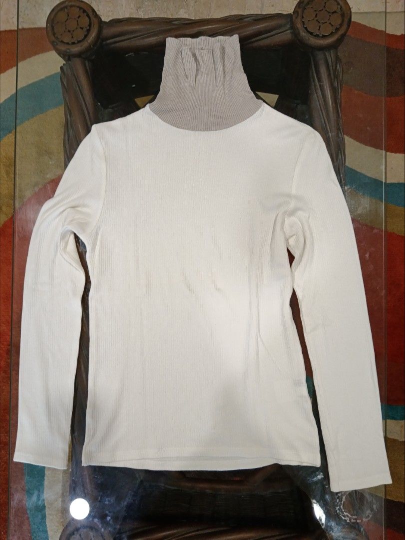 Turtle neck (Category: Longsleeves) located in Kuala Lumpur. Submitted by noracleanhouse (Listing ID 1352129773, Image 3). Description: Turtle next sweater.
