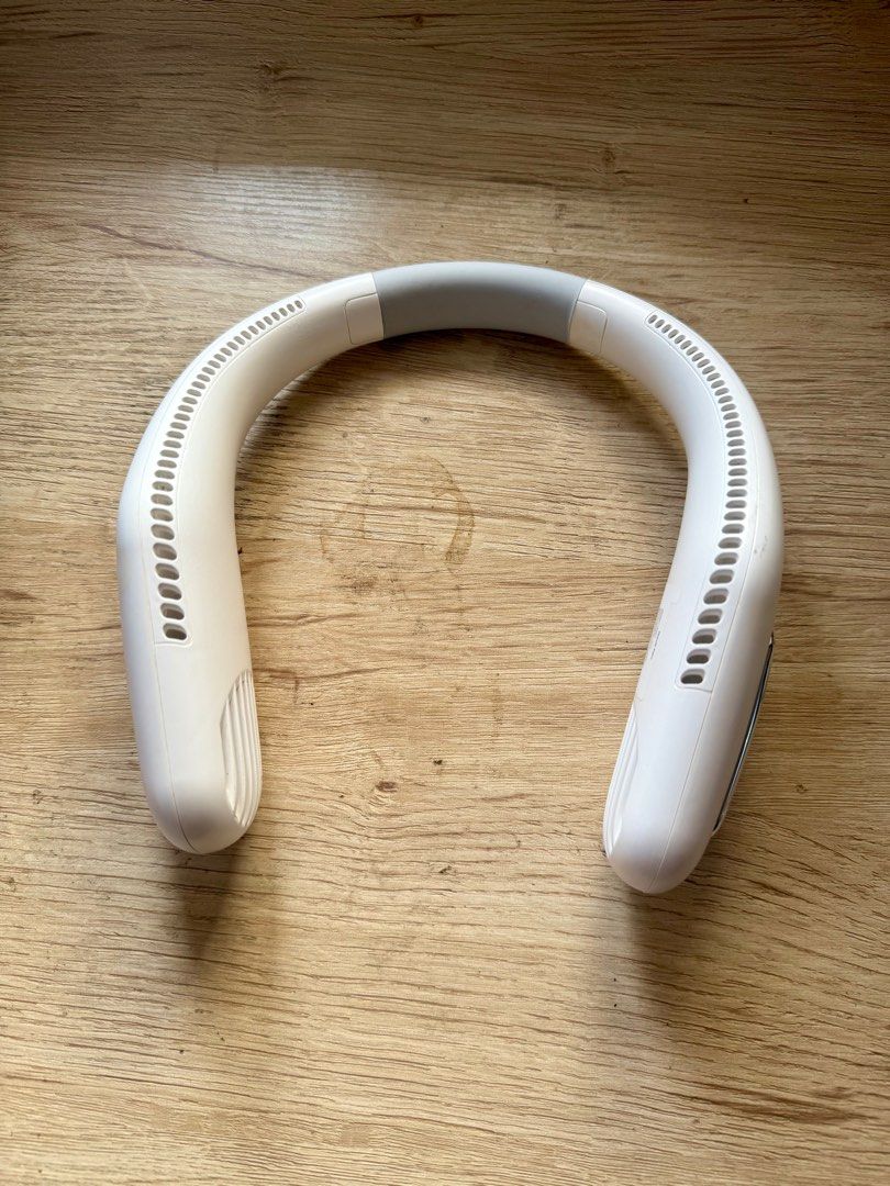 Tylex Neck Fan (Category: Other Mobile & Gadget Accessories) located in Paranaque City. Submitted by ohsofancy777 (Listing ID 1351963901, Image 1). Description: Barely used. .