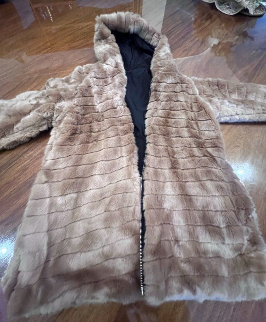 Winter Coat faux fur (Category: Coats, Jackets and Outerwear) located in Muntinlupa City. Submitted by secondchancechic (Listing ID 1352023612, Image 2). Description: Good condition. Used once .