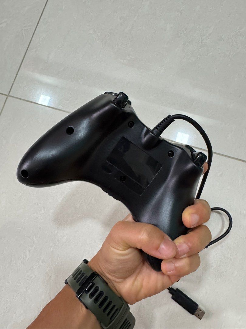 Xbox controller (Category: Xbox) located in Singapore. Submitted by asdfghjklbye (Listing ID 1351990695, Image 2). Description: .
