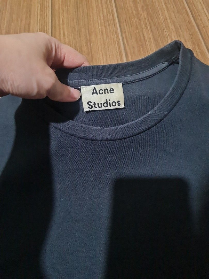 Acne Studios Oversized shirt (Category: Tshirts & Polo Shirts ) located in Manila. Submitted by lovetheprelovedbycha (Listing ID 1355762520, Image 2). Description: Acne Studios men's oversized shirt I practically wore it as a shirt dress, the hem sits just above my knee. Medyo mahaba rin ang sleeves, since panglalake nga. For reference, I'm 5'3". Makapal ang fabric. Medyo faded na yung color, matagal na tambak sa closet. Walang stain yung shirt, 