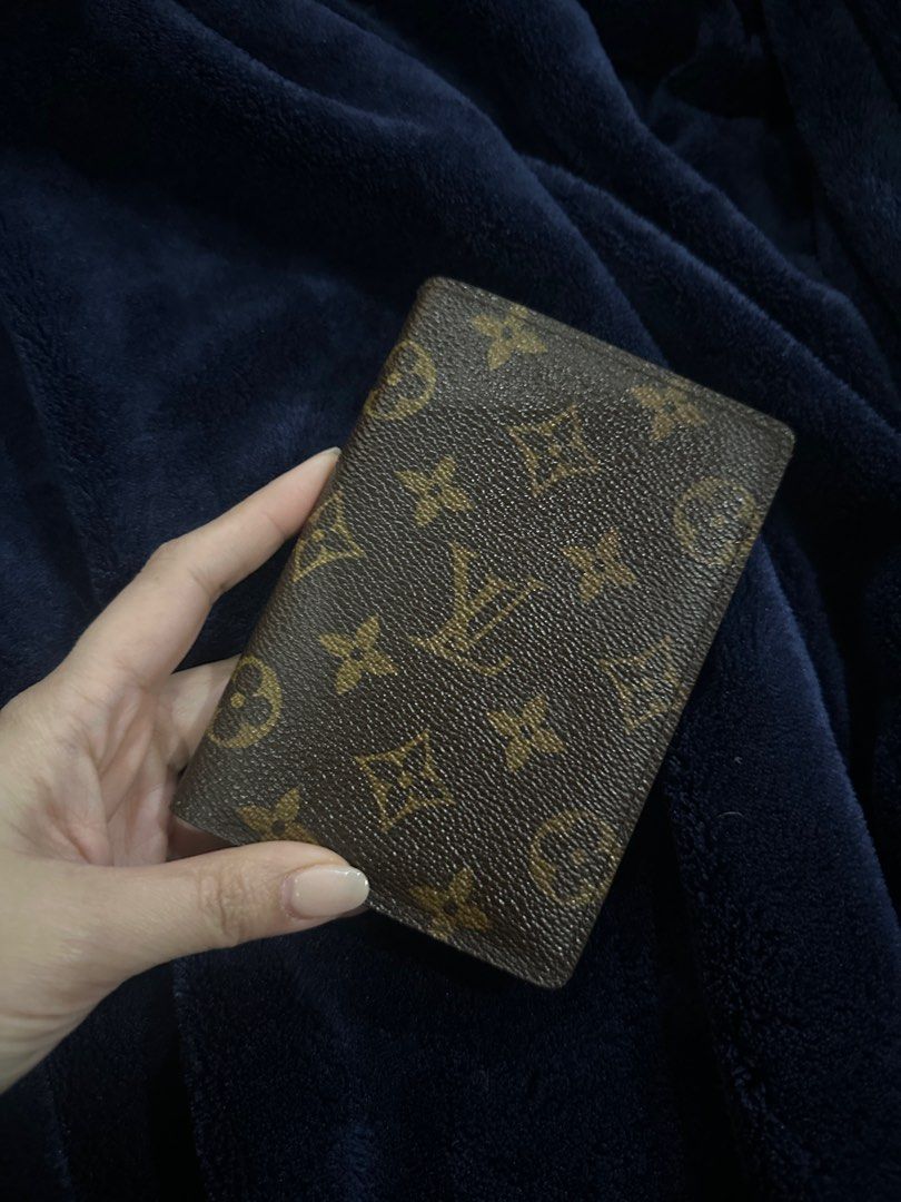 Authentic louis vuitton passport holder (Category: Luxury Bags & Wallets) located in Paranaque City. Submitted by jomaaaalones (Listing ID 1355716650, Image 3). Description: authentic lv passport holder good condition‼️‼️‼️ may onti lng na dryness but no peeling and rubs no punit with box and dustbag.