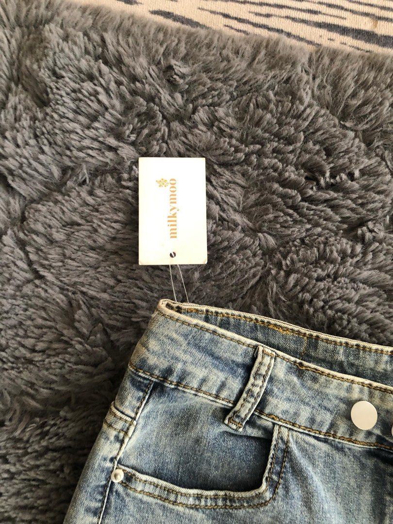 Bootcut (Category: Jeans & Leggings) located in Subang Jaya. Submitted by eramaher_ (Listing ID 1355717194, Image 3). Description: saiz 28. new , tak pernah pakai.