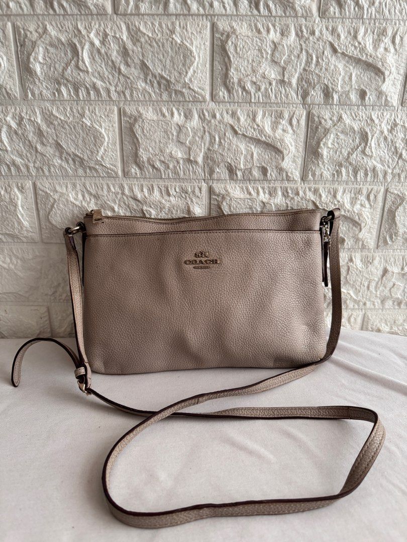 Coach Gray Slim Crossbody (Category: Luxury Bags & Wallets) located in Davao. Submitted by stellietas (Listing ID 1355782760, Image 2). Description: Signs of use No flaws, cracks. Still good to use. See photos for more details .