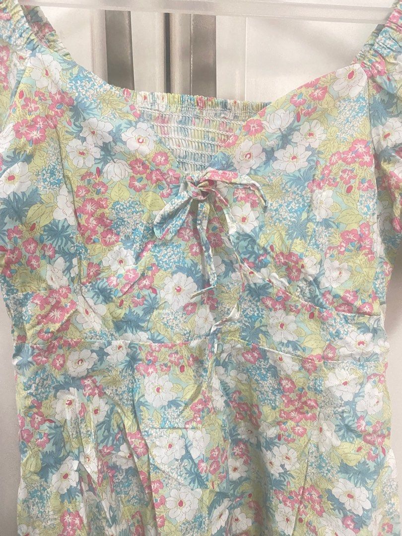 Floral Puff Sleeve Dress (Category: Dresses) located in Quezon City. Submitted by wardrobelele (Listing ID 1355787336, Image 3). Description: - super cute! - rfs: decluttering - best fits M.