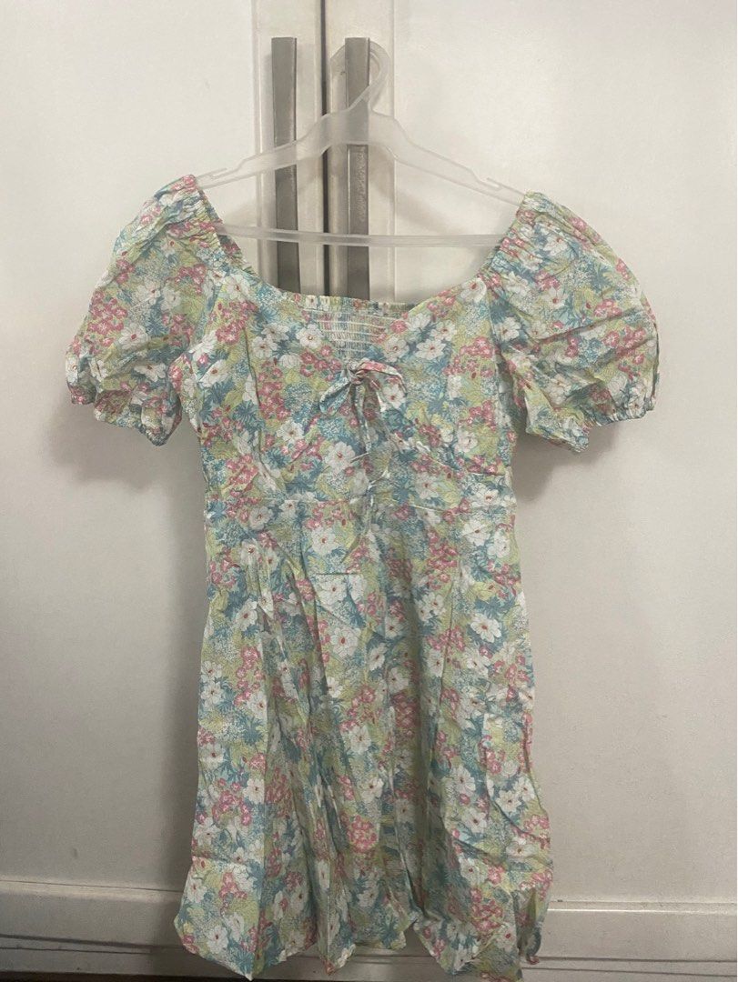 Floral Puff Sleeve Dress (Category: Dresses) located in Quezon City. Submitted by wardrobelele (Listing ID 1355787336, Image 1). Description: - super cute! - rfs: decluttering - best fits M.