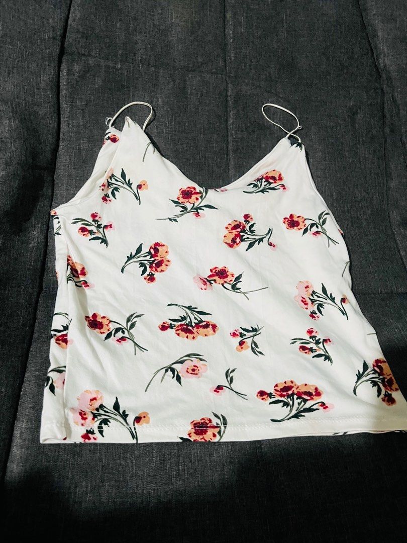 Floral white sleeveless top (Category: Sleeveless) located in Taguig. Submitted by declutteringann (Listing ID 1355706609, Image 1). Description: .