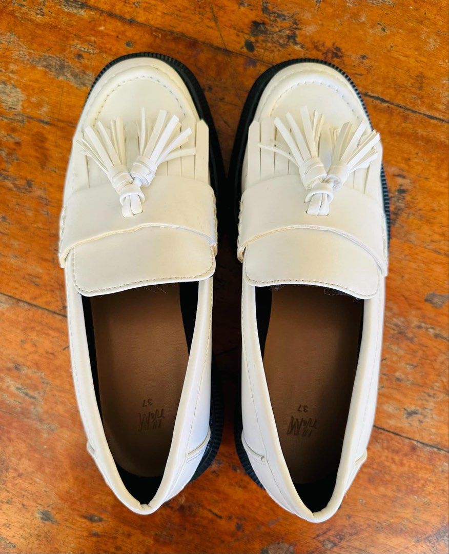 H&M Shoe EUR 37 (Category: Shoe inserts) located in Bacolod City. Submitted by trecool_ian (Listing ID 1355794954, Image 1). Description: H&M Shoe RSF - maluwag sa paa.