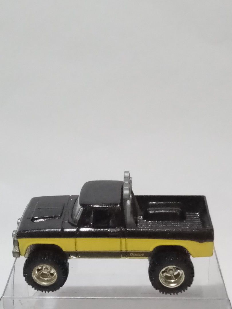 HotWheels '70 Dodge Power Wagon 'Rare' (Category: Vehicle & Diecast Models) located in San Pedro. Submitted by 0bennyfitus0 (Listing ID 1355682056, Image 1). Description: HotWheels '70 Dodge Power Wagon Rare Garage Series 2011 Release date t In excellent condition. Displayed only. Never played. What you see is what you get..