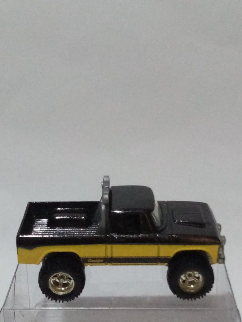 HotWheels '70 Dodge Power Wagon 'Rare' (Category: Vehicle & Diecast Models) located in San Pedro. Submitted by 0bennyfitus0 (Listing ID 1355682056, Image 2). Description: HotWheels '70 Dodge Power Wagon Rare Garage Series 2011 Release date t In excellent condition. Displayed only. Never played. What you see is what you get..
