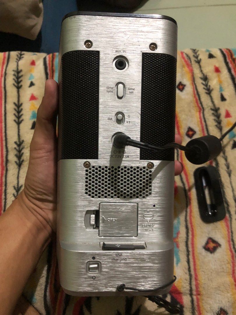 Ihome ipod dock kitchen speaker with aux and fm (Category: Soundbars, Speakers & Amplifiers) located in Quezon City. Submitted by markgolveo (Listing ID 1355812404, Image 3). Description: Ihome ipod dock kitchen speaker with aux and fm Please read Item is in good working condition Good audio output Good all buttons and functionalities With DST audio function With ipod dock and charging function with ipod dock adapter intact van fit with most ipod