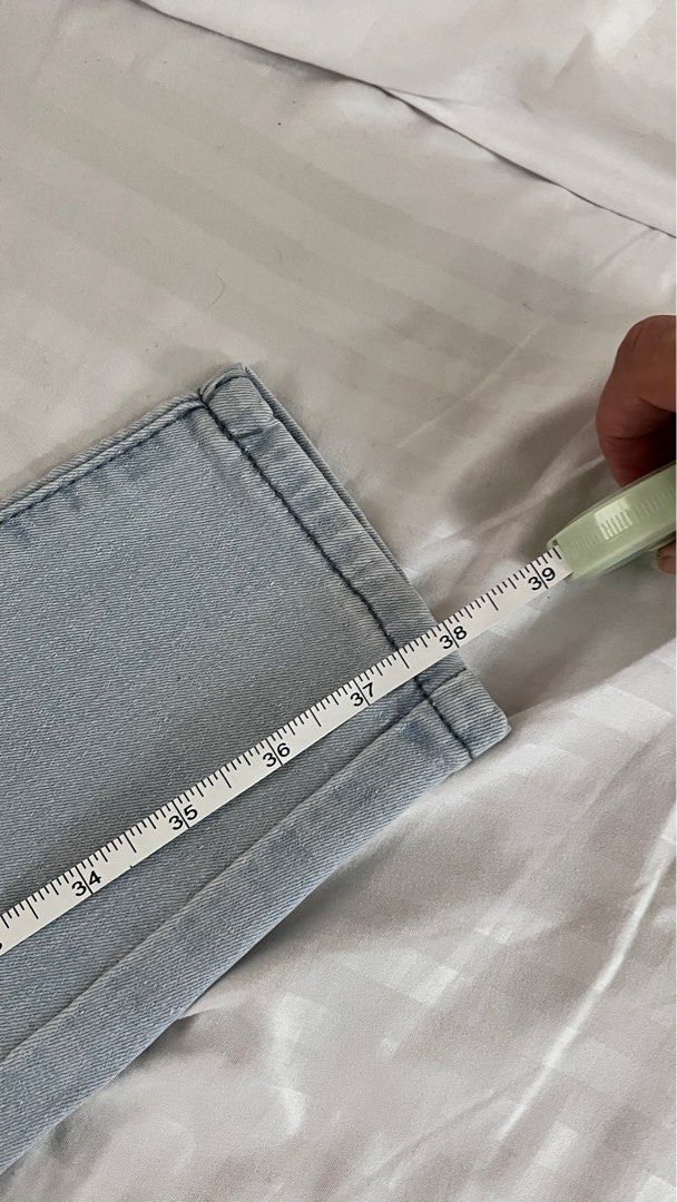 Light wash skinny jeans (Category: Jeans) located in Quezon City. Submitted by col.funshot (Listing ID 1355718742, Image 3). Description: Well stored and taken care of :) Shipping c/o buyer (via lalamove) No returns. Don’t transact if not sure.