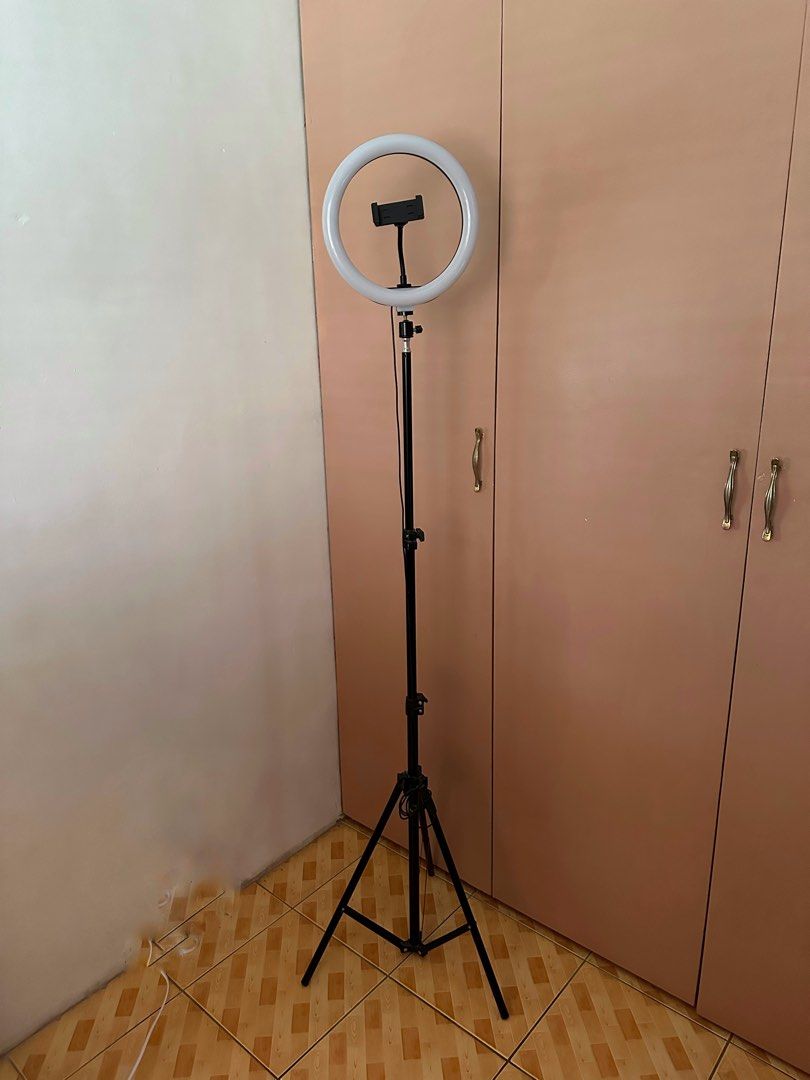 Ring Light (Category: Lighting) located in Rizal. Submitted by weardrianeph (Listing ID 1355690627, Image 1). Description: Tri color Tambak lang Hindi nagamit masyado.