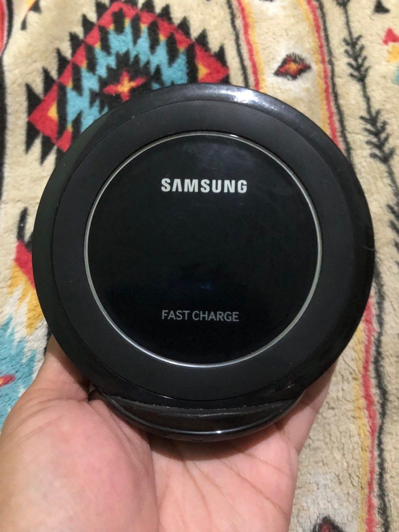 Samsung fast charge wireless charging base (Category: Chargers & Cables) located in Quezon City. Submitted by markgolveo (Listing ID 1355777462, Image 1). Description: Samsung fast charge wireless charging base.