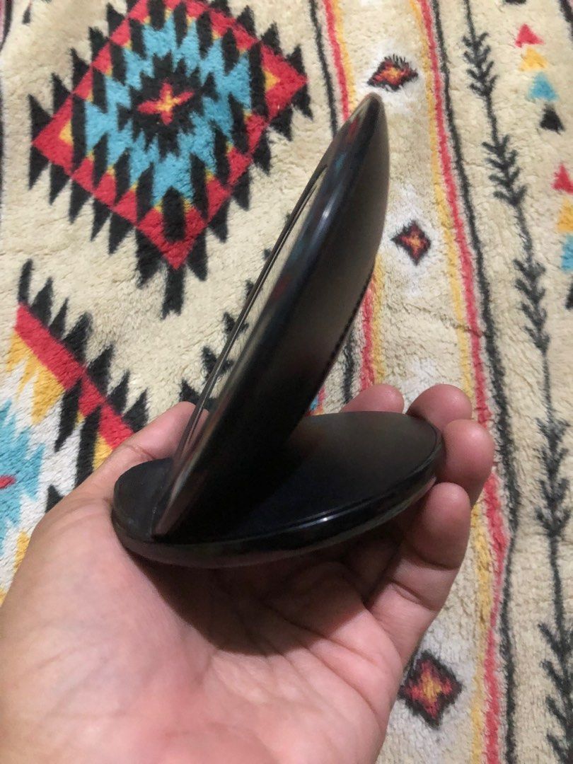 Samsung fast charge wireless charging base (Category: Chargers & Cables) located in Quezon City. Submitted by markgolveo (Listing ID 1355777462, Image 2). Description: Samsung fast charge wireless charging base.