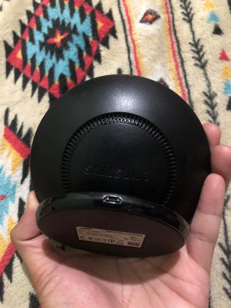 Samsung fast charge wireless charging base (Category: Chargers & Cables) located in Quezon City. Submitted by markgolveo (Listing ID 1355777462, Image 3). Description: Samsung fast charge wireless charging base.