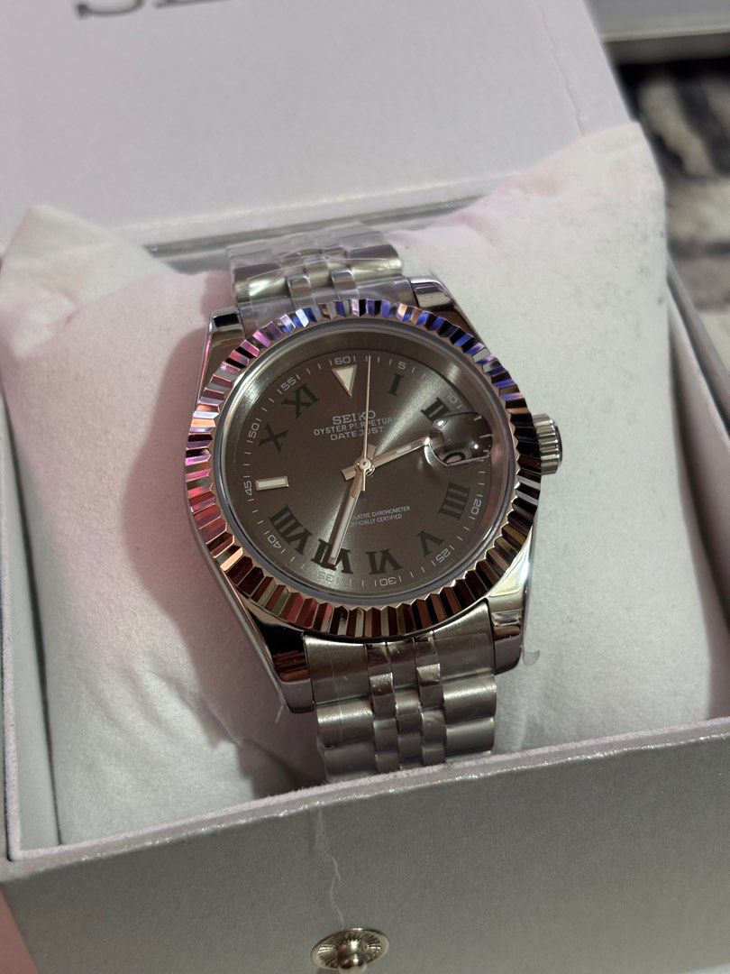 Seiko Mod Wimbledon Date Just (Category: Luxury Watches) located in Manila. Submitted by jey09 (Listing ID 1355784957, Image 2). Description: Seiko Mod Date Just Wimbledon •39mm •Brand New •Automatic Nh35 Movement •With Box and Paper Bag •Open Back Case •Jubilee Bracelet Price: ₱5000 Mop: Gcash, Maya or Bank Transfer Courier: Lbc or Lalamove.