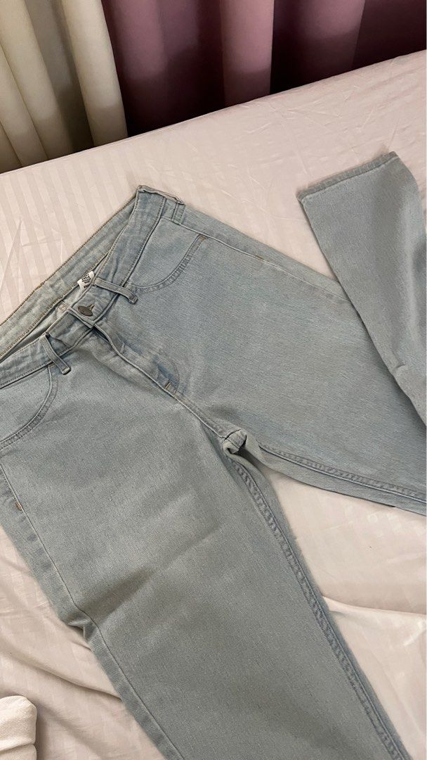 Skinny jeans (Category: Jeans) located in Quezon City. Submitted by col.funshot (Listing ID 1355719091, Image 1). Description: Stored well. No flaws Made in Cambodia Shipping c/o buyer (via lalamove) No returns. Don’t transact if not sure.